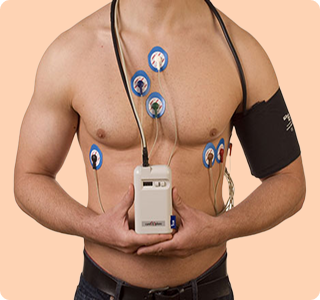 Man equipped with a heart rhythm monitoring device